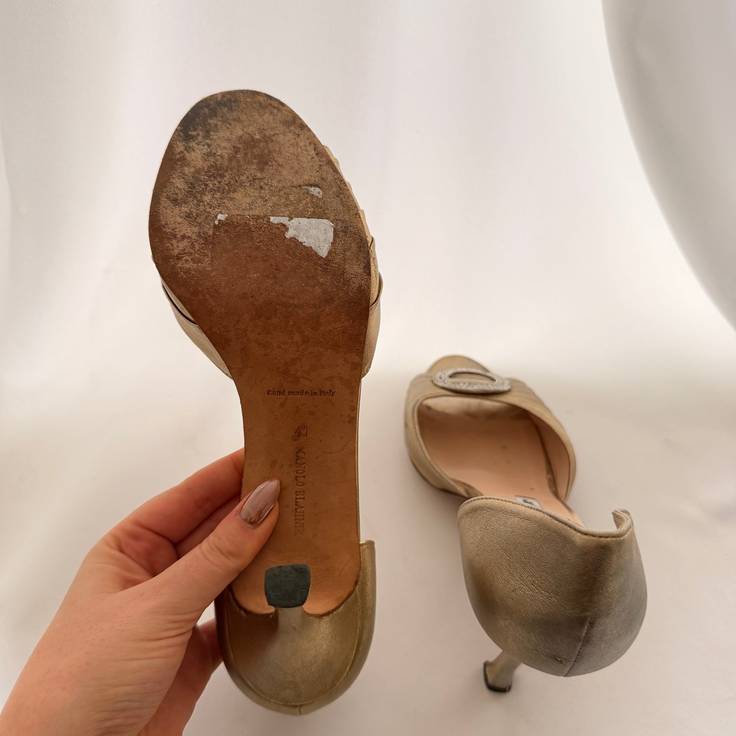 Manolo Blahnik Sedaraby Crystal d'Orsay Heels - Gold